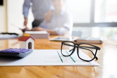 İş adamı çalışma masası tarafından açık artırma satılan gayrimenkul satın almak için kredi anlaşması mali kurum ile ilgili mali evrak verileri içeren