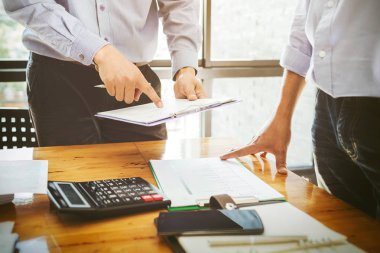 Takım çalışması iş adamı memur çalışma sabit yatırım finansal raporlar ve meslektaşları başarılı proje için hesaplama.