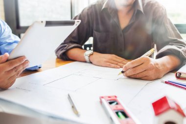 İnşaat Mühendisliği Toplantı onların proje mimari konsept zor modern tasarım yeni plan çalışan işyeri ofis.