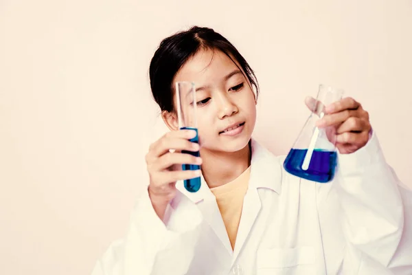 Азіатські Дівчата Гра Вченого Експериментувати Лабораторного Обладнання Мікроскопом Камер Наукова — стокове фото