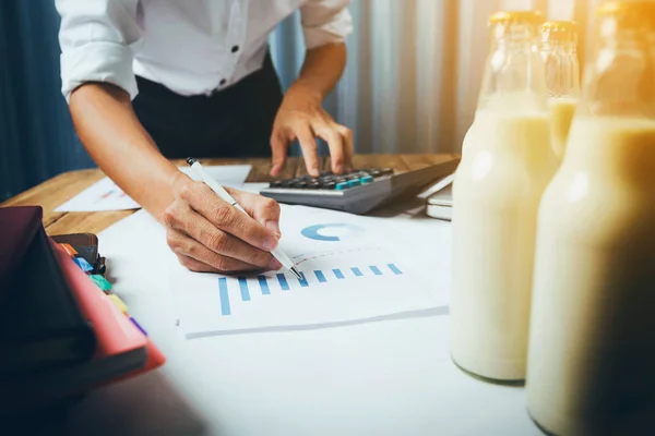 Hombre Negocios Que Trabaja Control Calidad Botellas Leche Concepto Trabajo —  Fotos de Stock