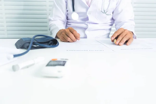 Médico con monitor de frecuencia cardíaca y monitor de glucosa en sangre . — Foto de Stock