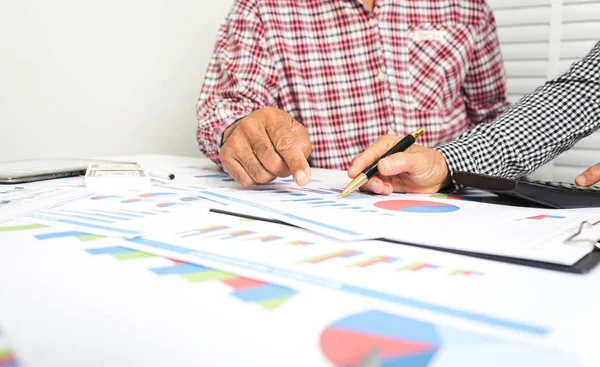 Man och hustru analysera kostnader. — Stockfoto