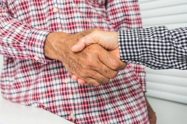 Ancianos marido y mujer estrechando las manos —  Fotos de Stock
