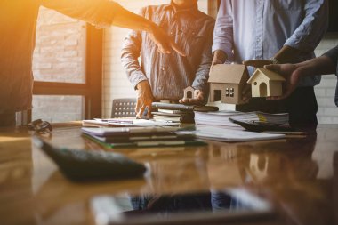 Alıcı ve Broker küçük ev enerji tasarrufu için en iyi seçenek modeli göster.