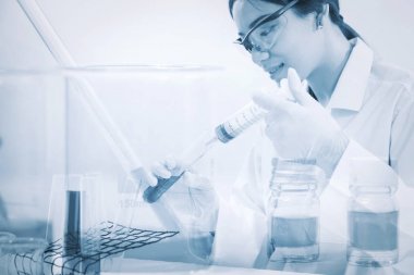 Araştırmacılar bakteri laboratuvarda test ediyoruz.