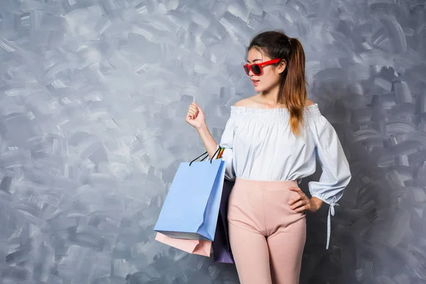 Азиатская Девушка Держит Сумку Покупками Время Ношения Модного Платья Гостиной — стоковое фото