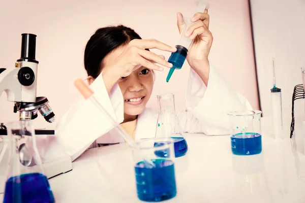 Asiatique Fille Jouer Comme Scientifique Pour Expérimenter Avec Matériel Laboratoire — Photo