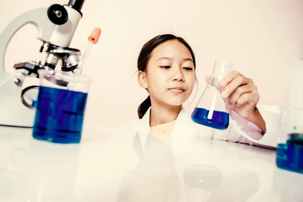 Asiatique Fille Jouer Comme Scientifique Pour Expérimenter Avec Matériel Laboratoire — Photo