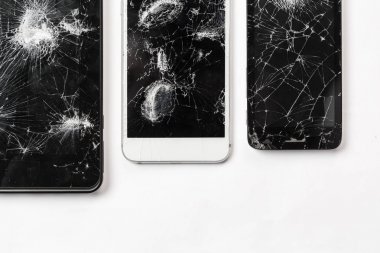 Kırık ekran smartphone telefon siyah gözlük üstten görünüm fotoğraf.