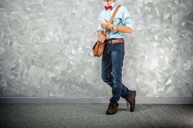 Vintage erkekler Garnit¸rleri retro tarzı çatı katında beton duvar arka plan üzerinde düşük anahtar aydınlatma ile.