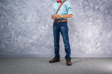 Vintage erkekler Garnit¸rleri retro tarzı çatı katında beton duvar arka plan üzerinde düşük anahtar aydınlatma ile.