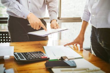 Takım çalışması iş adamı memur çalışma sabit yatırım finansal raporlar ve meslektaşları başarılı proje için hesaplama.