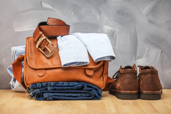 Asiático Vintage Estilo Hombres Ropa Jeans Bolso Poner Madera Mesa — Foto de Stock