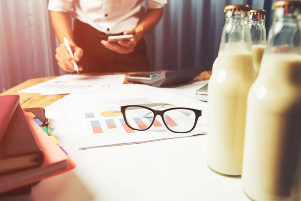 Hombre Negocios Que Trabaja Control Calidad Botellas Leche Concepto Trabajo —  Fotos de Stock