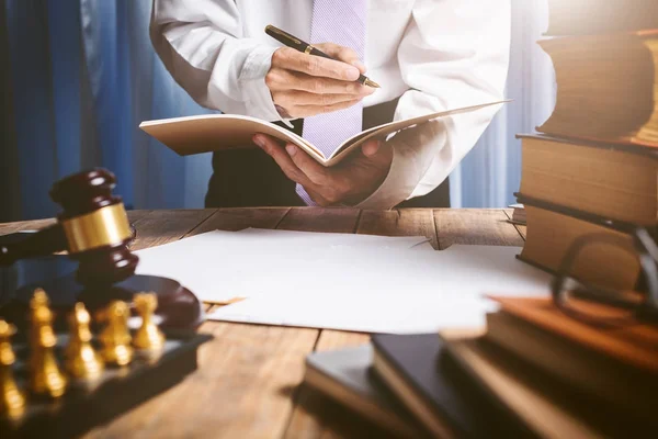 Şu anda özel bankalarda finansal bilgi üzerinde çalışan bir Asya genç avukat özel ofisi. Finansal tablolara izlemek ve müşterilerine yardımcı.