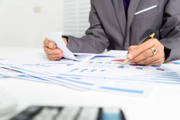 Gammal Kvinnlig Affärskvinna Beräkna Absorberas Kostnad — Stockfoto