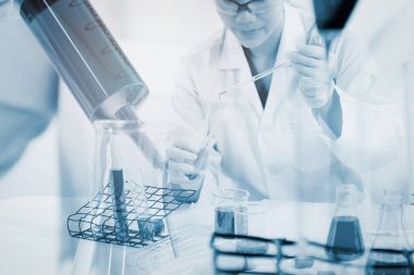 Araştırmacılar bakteri laboratuvarda test ediyoruz.