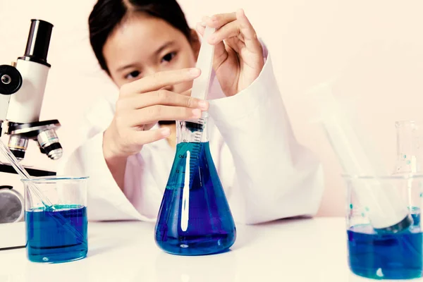 Ασιατικό Κορίτσι Παίζει Ένας Επιστήμονας Πειραματιστούν Εργαστήριο Εξοπλισμού Και Μικροσκόπιο — Φωτογραφία Αρχείου