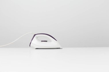 Beyaz Resepsiyon masasında beyaz demir