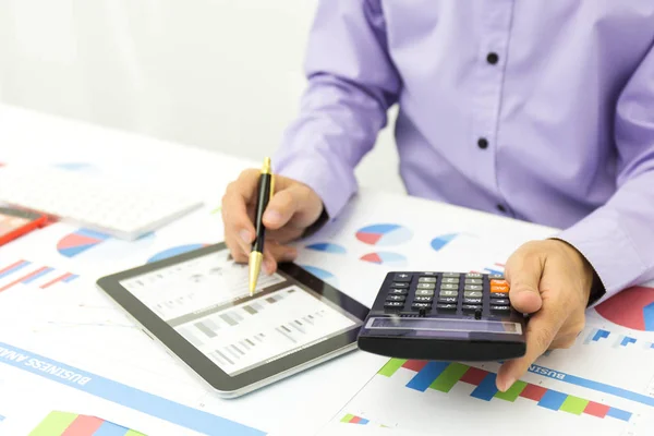 Empresário usando uma calculadora de imposto de renda pessoal . — Fotografia de Stock