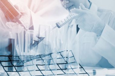 Araştırmacılar bakteri laboratuvarda test ediyoruz