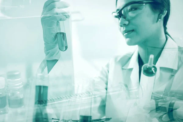 Des chercheurs testent des bactéries en laboratoire — Photo