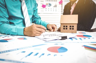 Kağıt iş ev satın alma Aracısı ve alıcı ile imzalama.