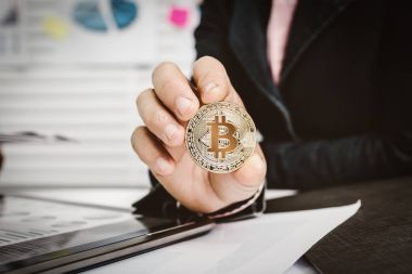 Kadın bitcoin sikke Kripto para birimini gösterir.