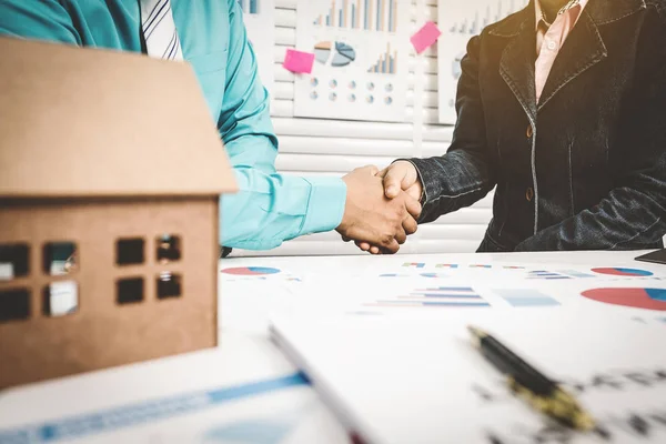 Banquero estrechando la mano con el cliente para aprobar el alquiler de una casa . —  Fotos de Stock