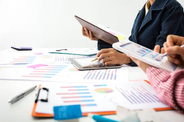 Beskatta beräkning av affärskvinna i office. — Stockfoto