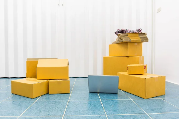 Картонні коробки в концепції сервісу доставки номерів . — стокове фото