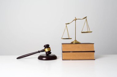 Ahşap avukat Tokmak, tablo üzerinde ölçekler kadar kapatın.