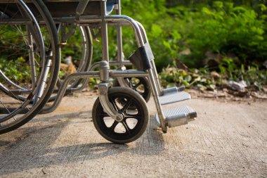 Tekerlekli sandalye beton yolun açık.