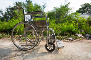 Tekerlekli sandalye beton yolun açık.