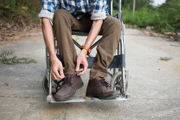 Νεαρός άνδρας υπαίθρια με αναπηρικό αμαξίδιο στον δρόμο. — Φωτογραφία Αρχείου