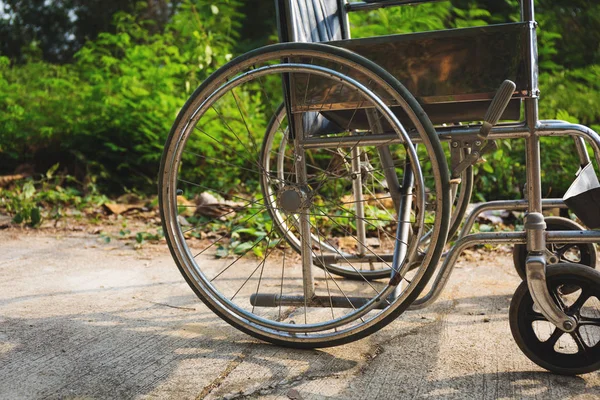 Tekerlekli sandalye beton yolun açık.