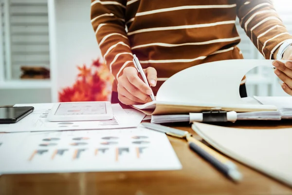 Femme Comptable Regardant Les Données Financières Bureau Dans Bureau Moderne — Photo