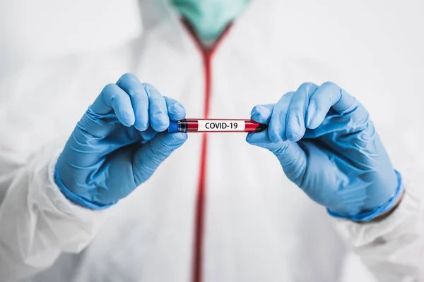 Ilmuwan Pria Melakukan Coronavirus Covid Dengan Pakaian Perlindungan Untuk Penelitian — Stok Foto
