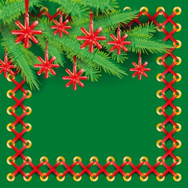 Oyuncak, yıldız ve kar taneleriyle süslenmiş ladin dallı yeni yıl arkaplanı. Noel ağacı, kırmızı ipek kurdele çerçevesinde çam, yeşil arka planda bant. Tatil tebrik kartı, Vektör