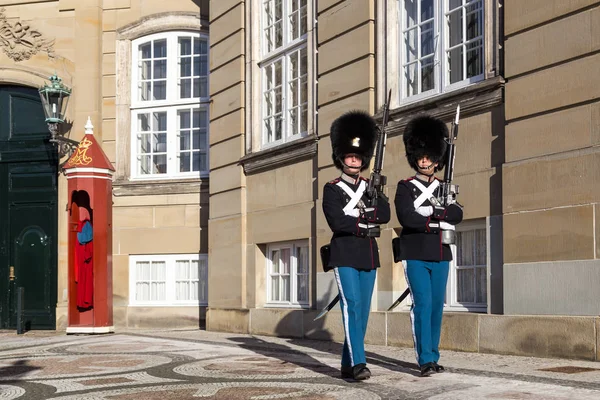 Guardie di Vita Reale a Palazzo Amalienborg — Foto Stock