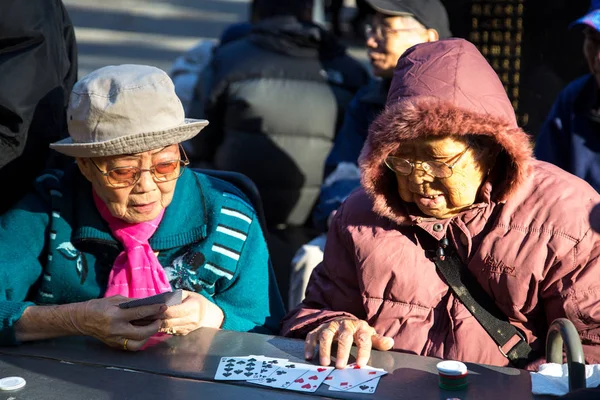 Китаянки играют в карты в Колумбус-парке, Нью-Йорк — стоковое фото