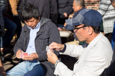 Çinli erkekler iskambil Columbus Park, Nyc