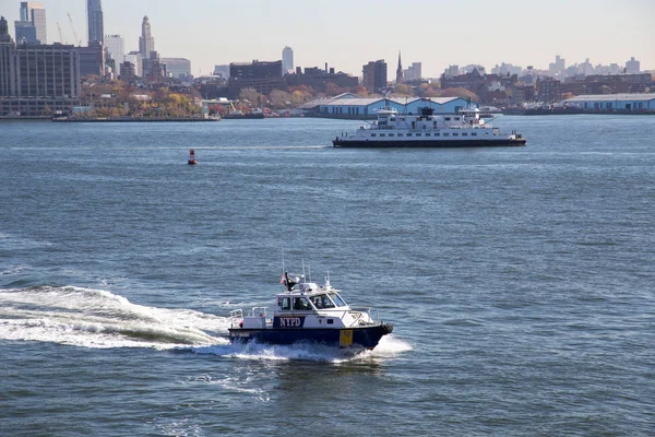 NYPD patrullando barco —  Fotos de Stock
