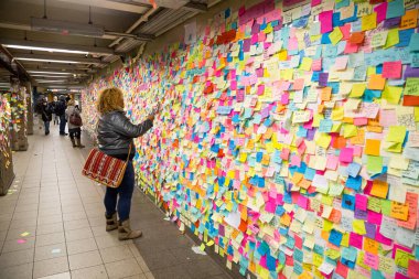 Yapışkan post-it Notlar Nyc metro istasyonu