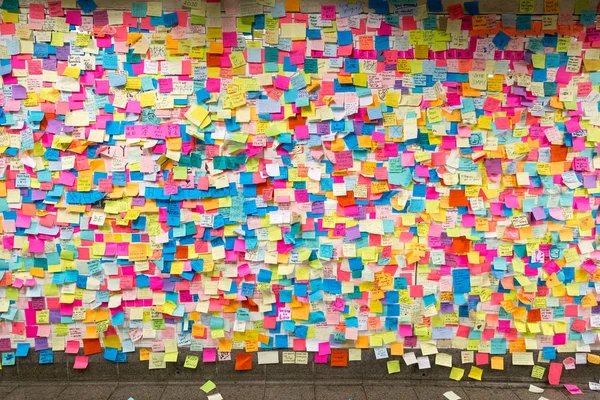 Appunti appiccicosi post-it nella stazione della metropolitana di New York — Foto Stock