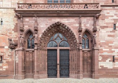 Basel Minster ana kapısı