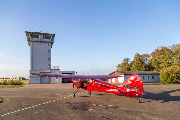 Klassisk röd Cessna 170 flygplan — Stockfoto