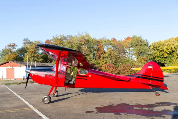 Klassisk röd Cessna 170 flygplan — Stockfoto