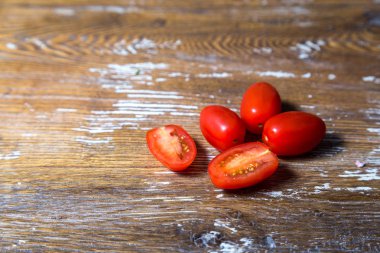Tahta bir masada taze kırmızı kiraz domatesleri.